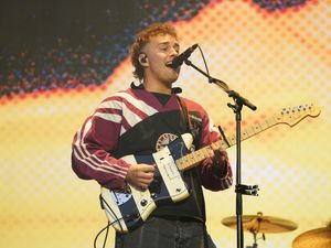 Supporting image for story: Sam Fender can manage fame and be ‘as big as he wants’, says Mark Knopfler