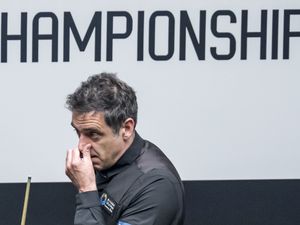 Ronnie O'Sullivan pinches his nose during his game against Si Jiahui