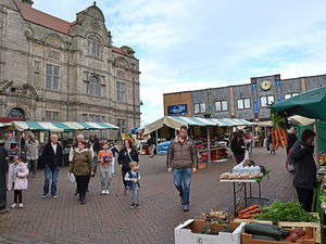 Supporting image for story: Numbers double at Oswestry Market after stalls taken into streets