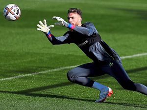 Supporting image for story: Wolves goalkeeper Jose Sa fights through pain to play with fractured wrist