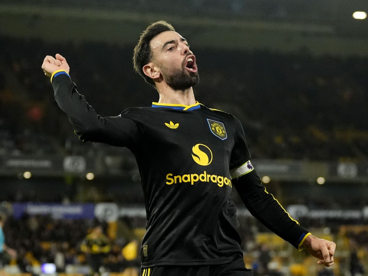 Bruno Fernandes scores twice as Manchester United beat struggling Wolves