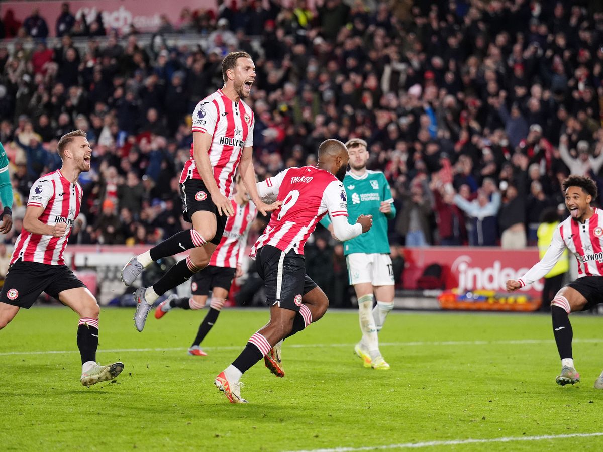 Liverpool&rsquo;s Premier League title defence in tatters after defeat at Brentford