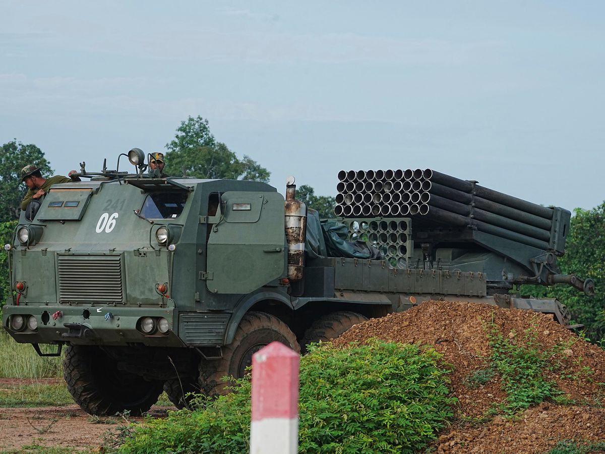 Thousands flee as fighting between Thailand and Cambodia continues Thousands flee as fighting between Thailand and Cambodia continues