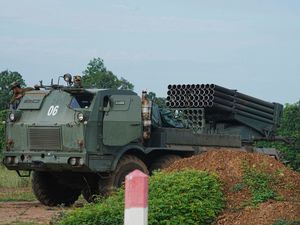 Supporting image for story: Thousands flee as fighting between Thailand and Cambodia continues