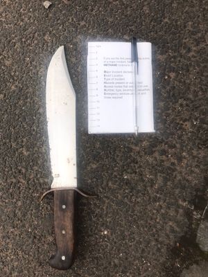 The hunting knife found under a bush