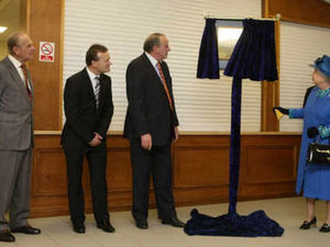 Supporting image for story: Queen unveils livestock market plaque