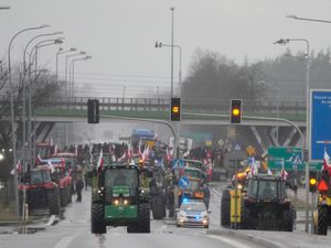 Supporting image for story: Zelensky invites Polish leaders to border as farmers’ protest hits weapons flow