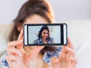 Supporting image for story: Selfies make your nose look 30% bigger, says plastic surgeon