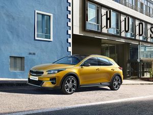 Supporting image for story: Kia expands Ceed range with the Xceed crossover