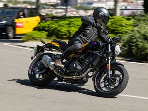 Supporting image for story: New Guerrilla 450 expands Royal Enfield’s range