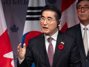 Supporting image for story: South Korean prosecutors detain ex-defence chief over martial law imposition