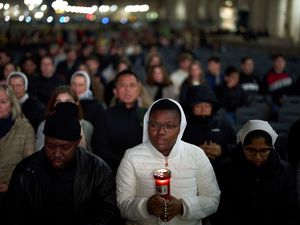 Supporting image for story: Pope hits three-week mark in hospital after giving world sign of his frailty