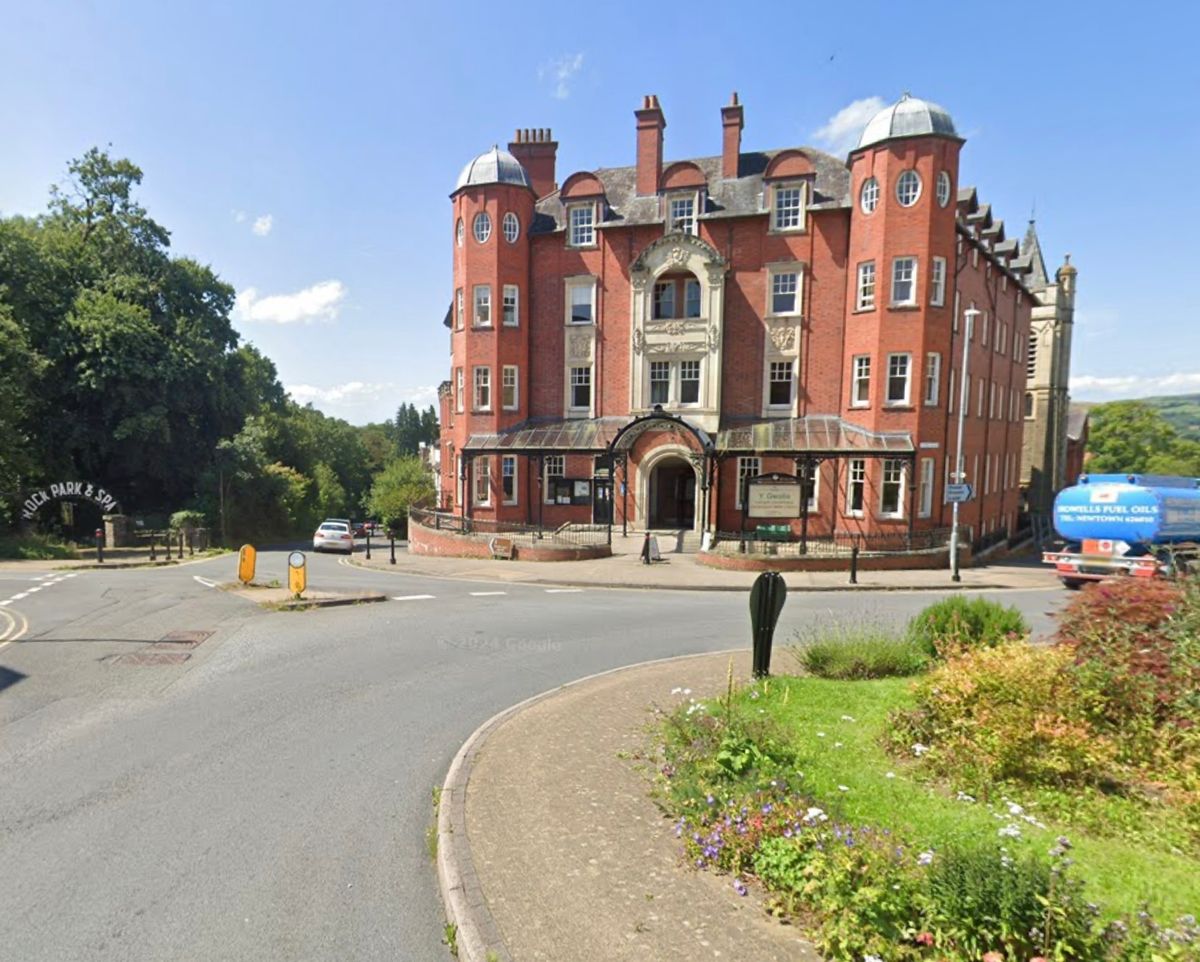 £250,000 sale of the councils Gwalia building in Llandrindod Wells has fallen through