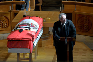 Wolverhampton Council leader Roger Lawrence speaks at the funeral service for Mayor of Wolverhampton Elias Mattu at St Peter's Church