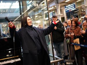 Supporting image for story: Jessie J surprises passers-by at St Pancras with performance