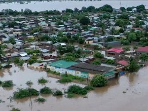 Supporting image for story: More than 100 dead in torrential rain and floods across southern Africa