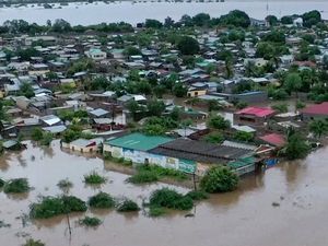 Supporting image for story: More than 100 dead in torrential rain and floods across southern Africa