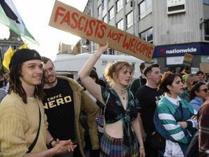 Supporting image for story: Anti-racism rally begins in Belfast after week of anti-immigration disorder