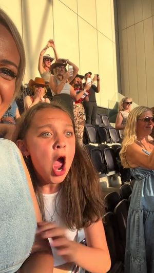 Amelia White's funny reaction to Beyoncé walking on stage at her concert.