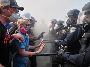 Supporting image for story: Protests intensify in Los Angeles after Trump deploys National Guard troops