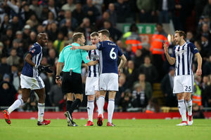 The VAR was called into question throughout the first half (AMA)
