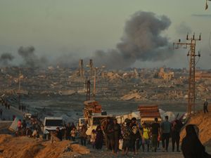 Supporting image for story: Trump orders Israel to stop bombing Gaza as Hamas partially accepts peace plan