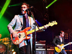 Supporting image for story: Rocker Glenn Hughes flies home after death of father