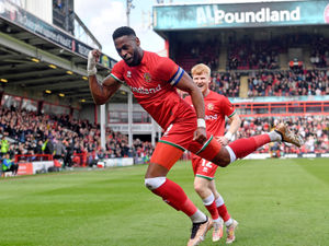 Supporting image for story: Walsall striker Jamille Matt pens new deal