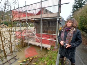 Supporting image for story: Shropshire flooding: Coracle shed saved in the nick of time