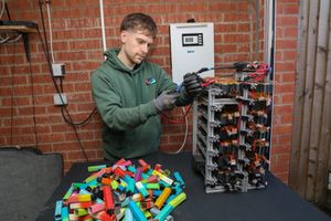 Chris Doel has managed to build a 50 volt 'powerwall' from 500 disposable vape batteries which can power an entire house for 8 hours.