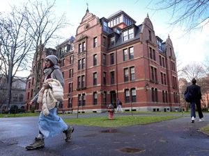 Supporting image for story: Trump administration bars Harvard from enrolling foreign students