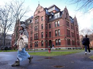 Supporting image for story: Trump administration bars Harvard from enrolling foreign students