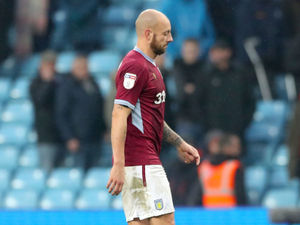 Supporting image for story: Aston Villa wait for news regarding Alan Hutton injury