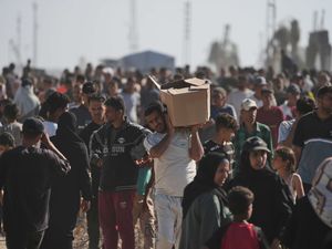 Supporting image for story: 47 Palestinians injured ‘after Israeli gunfire’ at aid hub in Gaza – UN