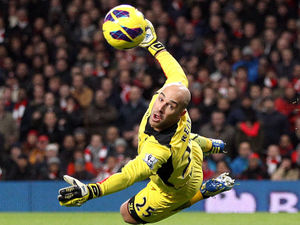 Supporting image for story: Aston Villa close in Pepe Reina deal
