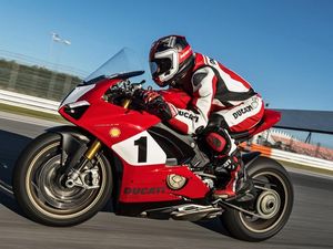 Supporting image for story: Ducati celebrates 25 year anniversary of 916 with limited-edition Panigale V4 S