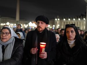 Supporting image for story: Crowds pray for pope as Francis continues recovery from pneumonia