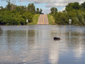 Supporting image for story: Sweltering temperatures persist across US, while floodwaters inundate Midwest