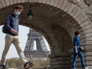 Supporting image for story: France’s pandemic death toll reaches six figures amid new surge