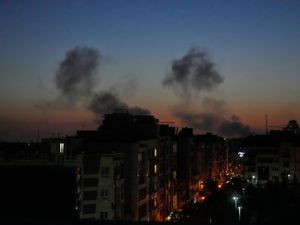 Supporting image for story: Iran targets Gulf States as US warns campaign will intensify