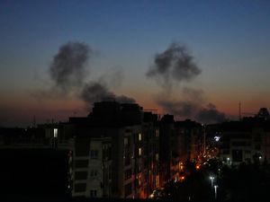 Supporting image for story: Iran targets Gulf States as US warns campaign will intensify