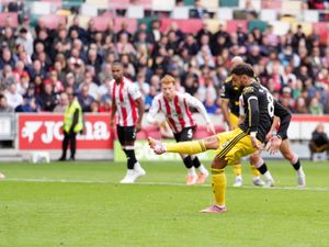 Supporting image for story: More penalty misery for Manchester United and Bruno Fernandes in Brentford loss
