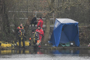 Police divers set up a search area at the water's edge. Image: @SnapperSK