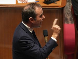 Supporting image for story: French PM faces further attempts to topple his government