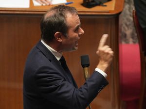 Supporting image for story: French PM faces further attempts to topple his government