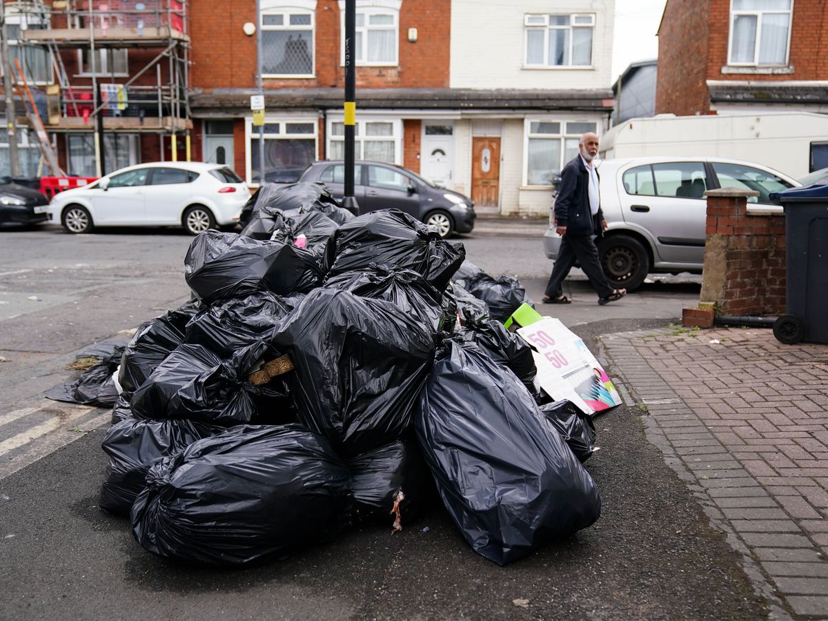 Bin workers in Birmingham vote to continue strikes over pay and jobs