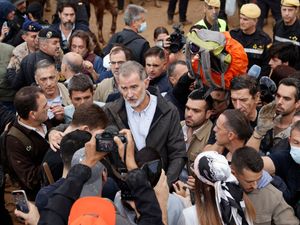 Supporting image for story: Angry flood survivors hurl mud and insults at Spain’s King Felipe VI