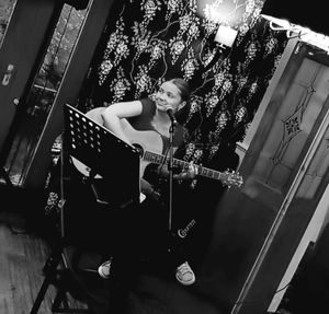 Evie performing an intimate session at the Fingerpost
