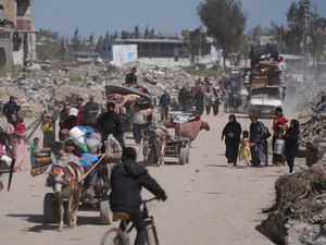 Displaced Palestinians carrying their belongings travelling from Beit Hanoun to Jabaliya