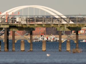 Supporting image for story: Recovery crews search Potomac River for remains after plane and helicopter crash